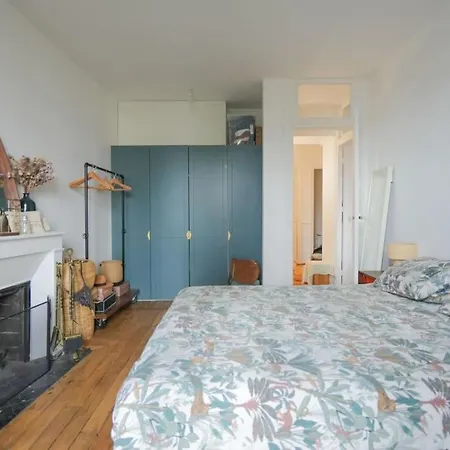Apartment Typical In Montmartre